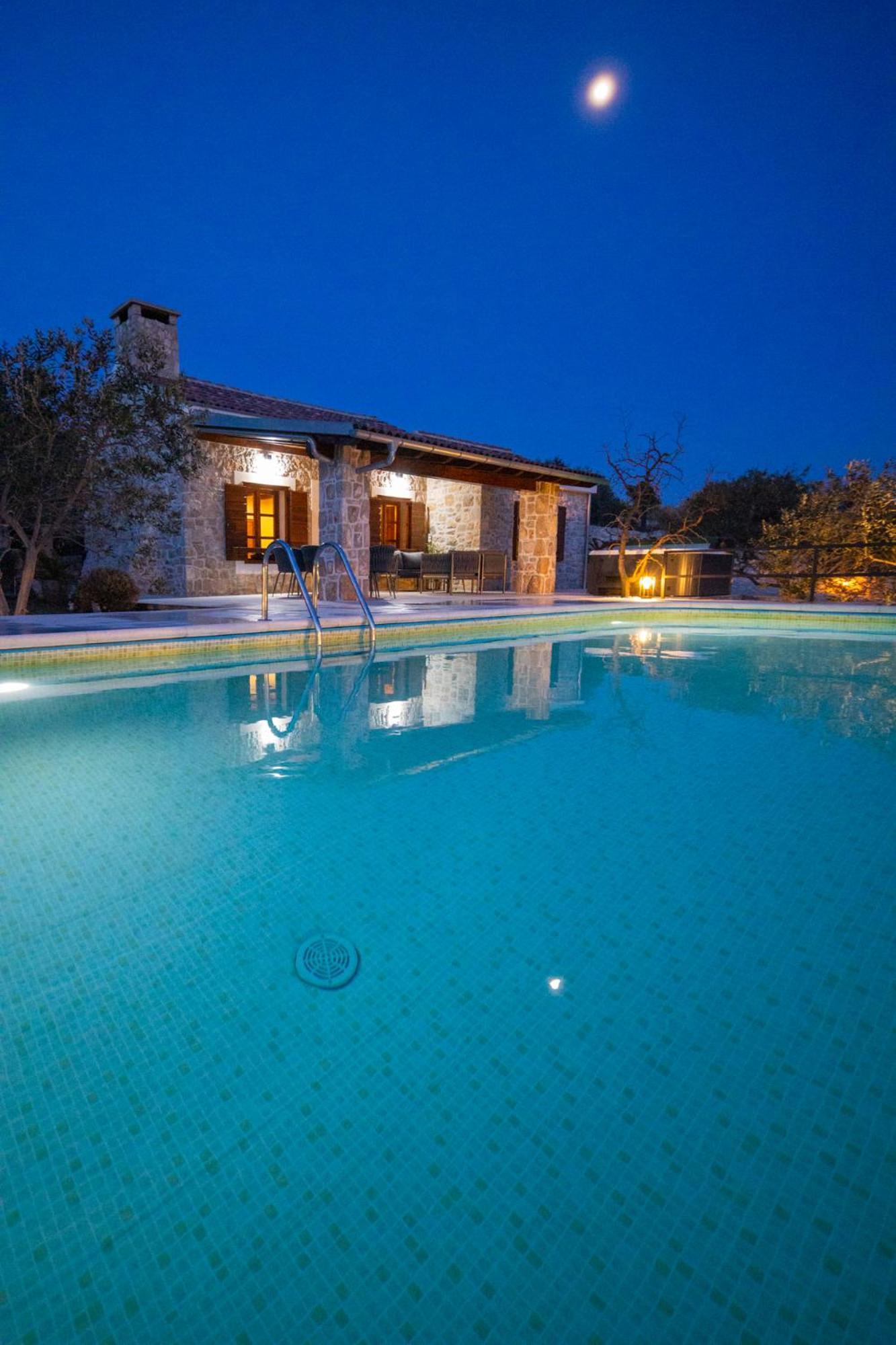 Holiday Home Svemir Драге Екстериор снимка